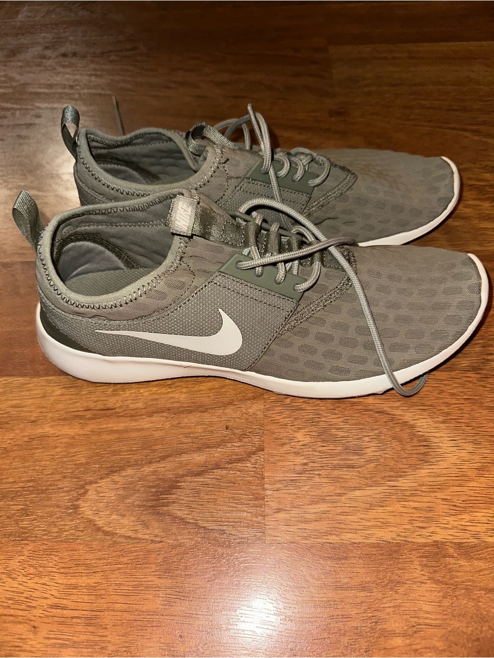 Nike Women’s Olive Green Lightweight Shoes